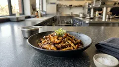 フライパンひとつでしび辛おつまみ：花椒香る四川麻辣きのこ（豆板醤×味噌だれ）